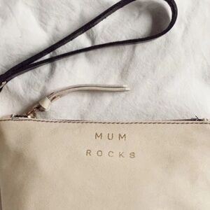 MERCULES Leather toiletry bag with "Mum Rocks" screen-printed on the front